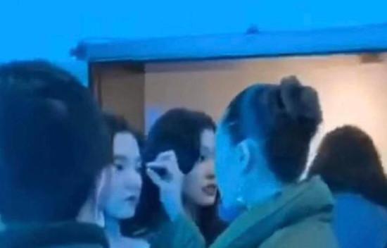 宋祖儿钟楚曦慈善夜后台互动
