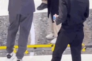 蔡徐坤活动崴脚引粉丝心疼，淡定离场获赞